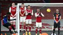 Gelandang Crystal Palace, Eberechi Eze (kiri) melepaskan tendangan bebas ke gawang Arsenal dalam laga lanjutan Liga Inggris 2020/21 di Emirates Stadium, Kamis (14/1/2021). Crystal Palace bermain imbang 0-0 dengan Arsenal. (AFP/Julian Finney/Pool)