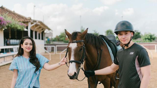 7 Momen Seru Keluarga Stefan William dan Celine Evangelista Main Kuda di Bali