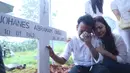 Sekitar pukul 12.30 WIB iring-iringan mobil jenazah ayahanda Ruben Onsu, Johanes Abraham Onsu tiba di Tempat Pemakaman Umum (TPU) Pondok Ranggon, Cipayung, Jakarta Timur, Rabu (1/2). (Nurwahyunan/Bintang.com)