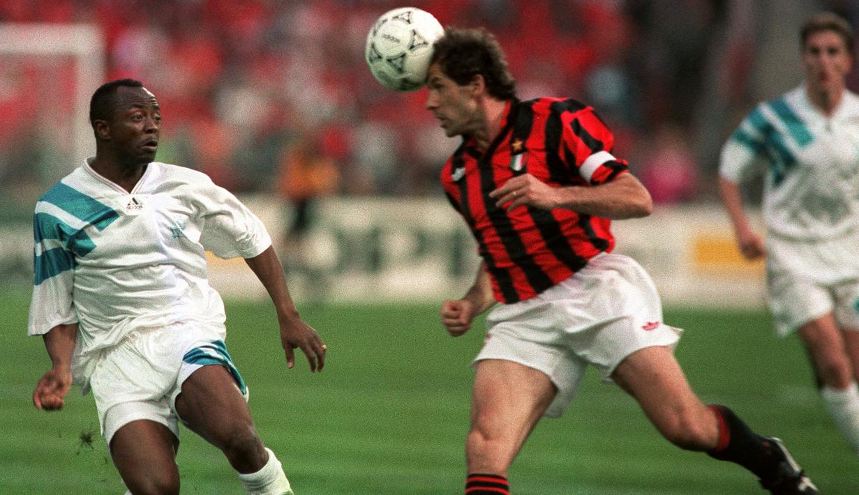<p>Franco Baresi pernah mencetak hat-trick kala hadapi Messina pada Coppa Italia 1989. Uniknya ketiga gol yang ia ciptakan berasal dari tendangan pinalti. Dirinya memang merupakan ahli algojo pinalti AC Milan. Terbukti, 21 dari 33 koleksi golnya berasal dari titik putih. (Foto: AFP/Patrick Hertzog)</p>