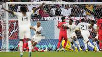 Pemain Ghana Mohammed Salisu, tengah, merayakan dengan rekan satu timnya setelah mencetak gol pertama timnya selama pertandingan sepak bola grup H Piala Dunia antara Korea Selatan dan Ghana, di Stadion Kota Pendidikan di Al Rayyan, Qatar, Senin, 11 November. 28, 2022. (Foto AP/Luca Bruno)