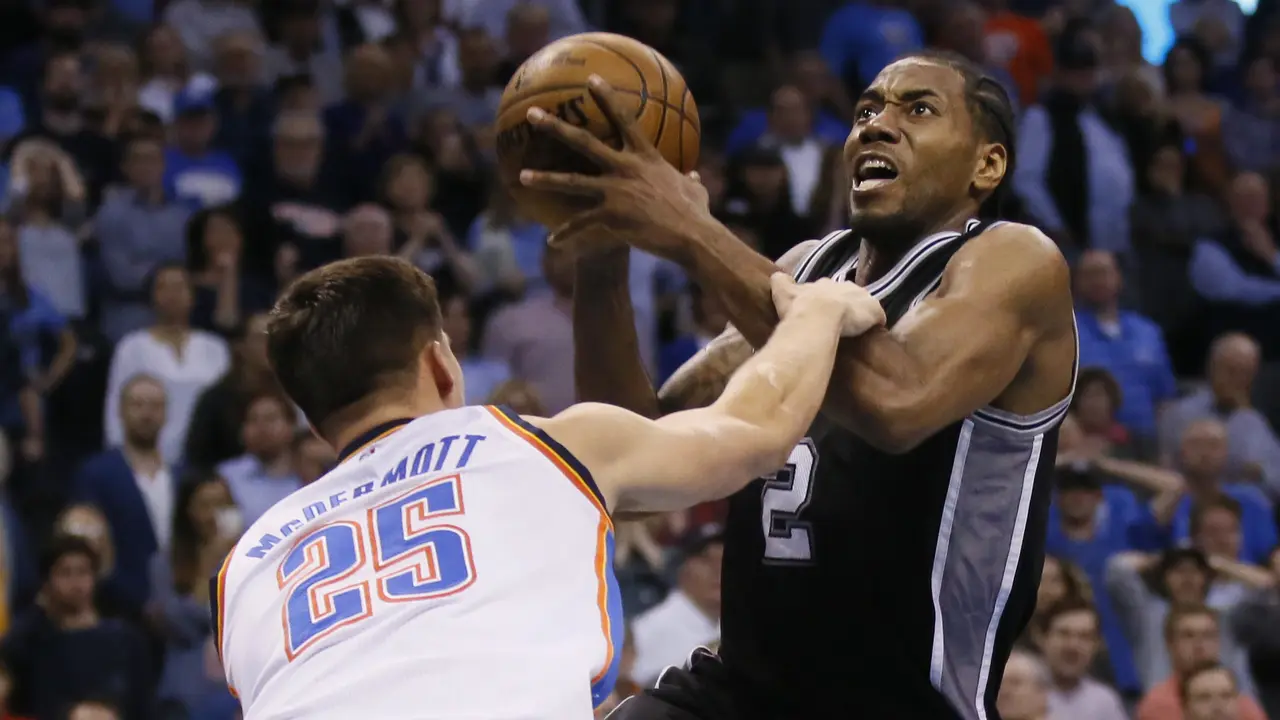 Forward San Antonio Spurs Kawhi Leonard (kanan) memimpin comeback timnya pada laga reguler NBA melawan Oklahoma City Thunder, Sabtu (1/4/2017). 