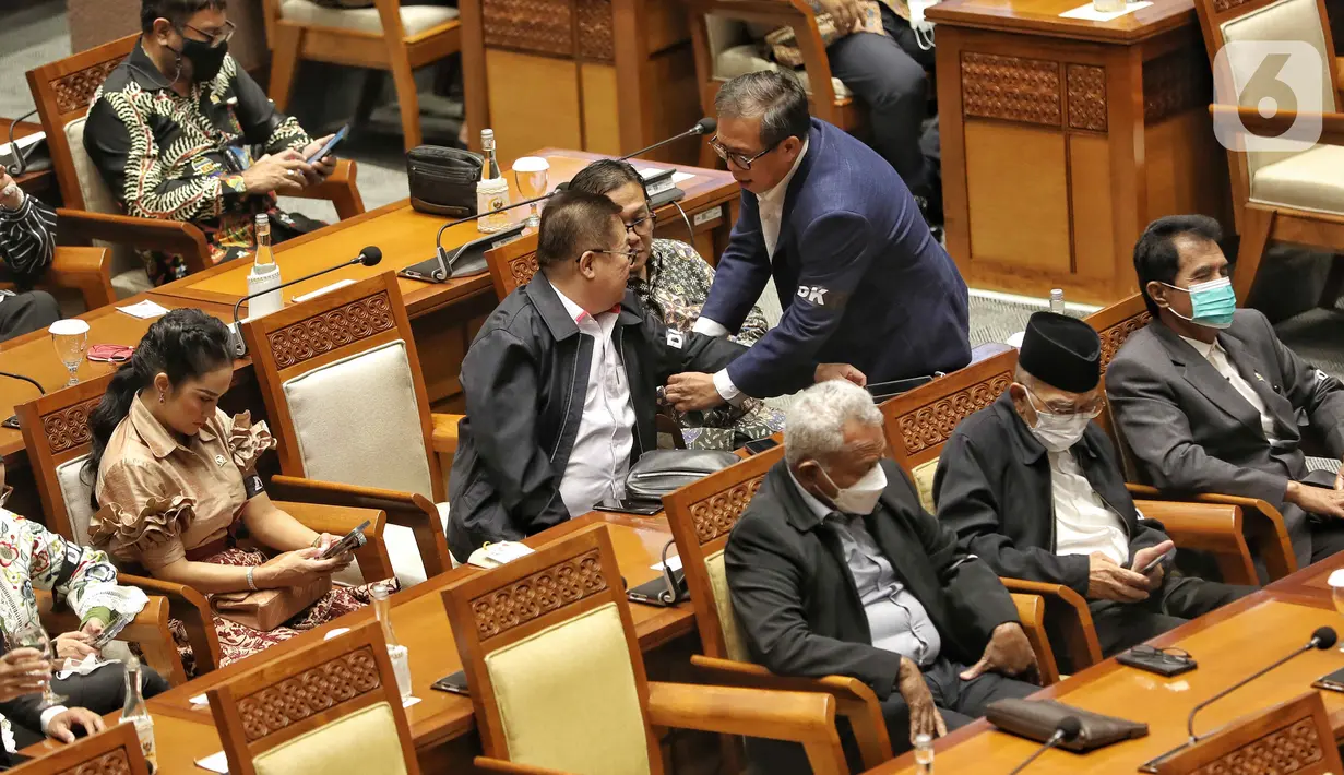 Anggota DPR Memasangkan pita hitam bertuliskan DK di lengan saat rapat Paripurna DPR Ke-8 Masa Persidangan I Tahun Sidang 2022-2023 di Kompleks Parlemen, Senayan, Jakarta, Selasa (4/10/2022). Dalam Rapat Paripurna tersebut DPR mengesahkan sembilan Calon Anggota Komnas HAM RI Periode 2022-2027. (Liputan6.com/Angga Yuniar)