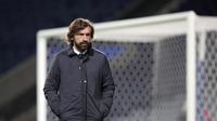 Pelatih Juventus Andrea Pirlo kecewa usai timnya kalah 1-2 dari Porto pada leg pertama babak 16 besar Liga Champions di Estadio Do Dragao, Kamis (18/2/2021) dini hari WIB. (AP Photo/Luis Vieira)