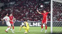 Pemain Timnas Indonesia, Rizky Ridho (kanan) melakukan penyelamatan dengan membuang bola saat laga lanjutan putaran ketiga Kualifikasi Piala Dunia 2026 melawan Bahrain di Stadion Utama Gelora Bung Karno (SUGBK), Senayan, Jakarta, Selasa (25/03/2025). (Bola.com/Bagaskara Lazuardi)