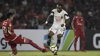 Striker Madura United, Zah Rahan, berusaha melewati bek Persija Jakarta, Vava Mario, pada laga Liga 1 di SUGBK, Jakarta, Sabtu (12/5/2018). Persija kalah 0-2 dari Madura United. (Bola.com/Vitalis Yogi Trisna)