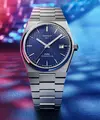Jam tangan olahraga stainless steel Tissot PRX Powermatic 80 cocok untuk pria dari segala usia yang ingin mengekspresikan sisi individualitas mereka. Terinspirasi dari gaya retro tahun 70-an, jam ini memiliki diameter 40 mm, tahan air, dan memiliki cadangan daya 80 jam. (dok/Tissot).