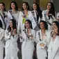 Sejumlah finalis Puteri Indonesia 2019 berfoto bersama seusai mengunjungi Gedung KPK, Jakarta, Rabu (6/3). Para finalis Puteri Indonesia itu dijadwalkan mengikuti pembekalan program Saya Perempuan Anti Korupsi (SPAK). (merdeka.com/Dwi Narwoko)