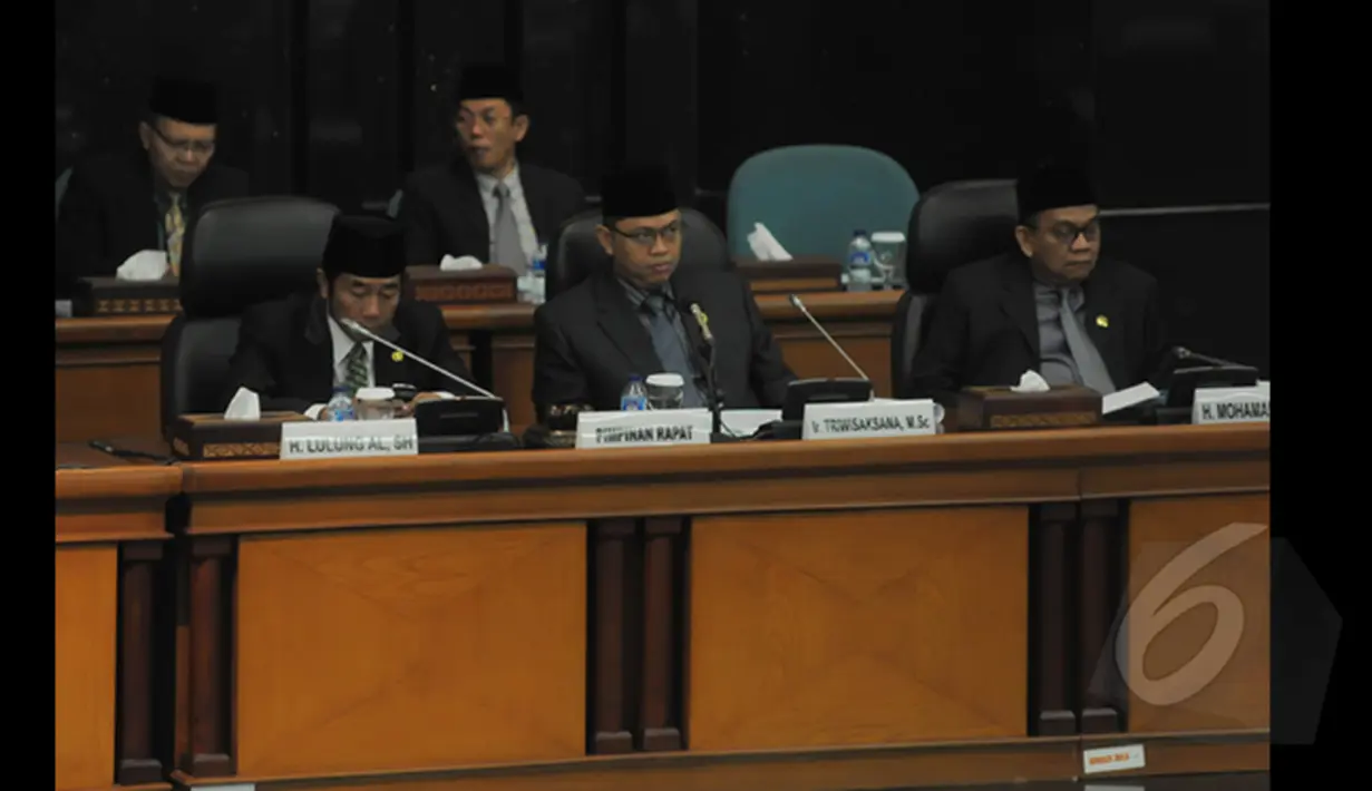 Anggota DPRD DKI mendengarkan penjelasan Gubernur DKI Basuki Tjahaja Purnama saat rapat paripurna terkait Raperda tentang APBD Tahun Anggaran 2015 di Gedung DPRD DKI, Jakarta, Selasa (20/1/2015). (Liputan6.com/Herman Zakharia)