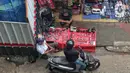 Pengunjung melihat-lihat barang di Pasar Loak Lebayoran Lama, Jakarta, Jumat (9/9/2022). Pasar Loak Kebayoran Lama tetep eksis di tengah maraknya situs jual beli online atau daring. (Liputan6.com/Angga Yuniar)