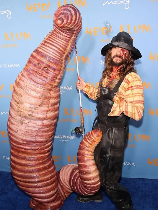 Tahun lalu, Heidi Klum memilih menjadi cacing. Ya, Heidi Klum mengenakan kostum cacing dan beringsut/berjalan bersama sang suami yang memilih menjadi nelayan. [Foto: The Good House Keeping]