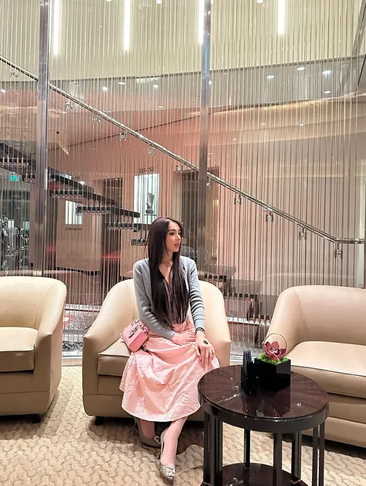 Salah satunya saat ia menikmati indahnya Dubai dari At The Top, Burj Khalifa dengan outfit serba pink [@realangelkaramoy]
