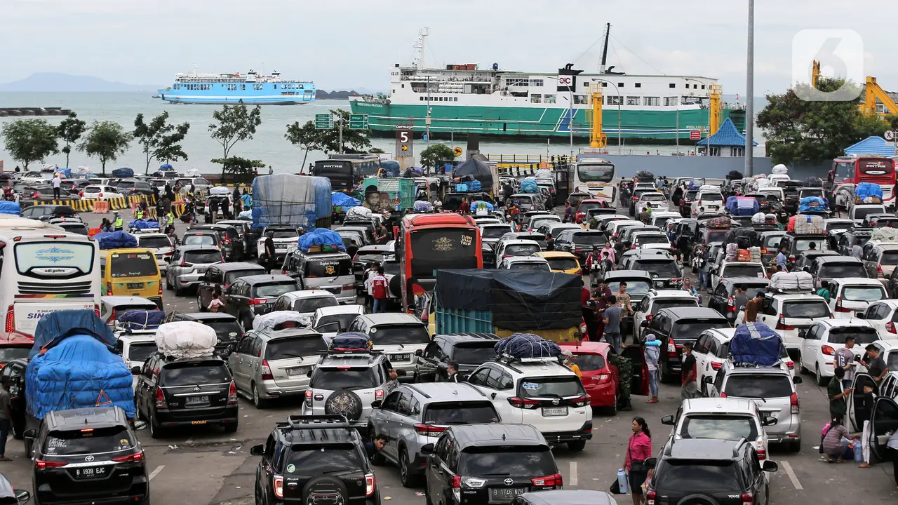 Terjebak kemacetan berjam jam pemudik beristirahat saat tiba di pelabuhan merak