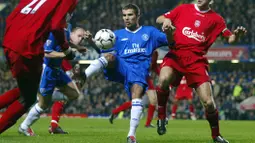 Adrian Mutu terbukti mengkonsumsi kokain dan ia dijatuhi hukuman 7 bulan larangan bermain yang mengakhiri karirnya di Chelsea pada tahun 2004. Tak kapok, dirinya kembali mengkonsumsi sibutramine ketika membela Fiorentina dan dijatuhi hukuman 9 bulan larangan bermain. (Foto: AFP/Jim Watson)