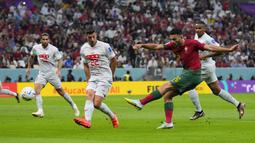 Pemain Portugal,&nbsp;Goncalo Ramos mencetak gol pertama timnya ke gawang Swiss saat laga 16 besar Piala Dunia 2022 yang berlangsung di Lusail Stadium, Selasa (06/12/2022) waktu setempat. (AP/Natacha Pisarenko)
