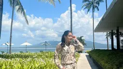 Seperti diketahui, selama ini Titi Kamal memang dikenal sebagai salah satu artis yang tak suka mengenakan baju seksi. Ia selalu muncul memakai outfit tertutup yang anggun dan sederhana.(Liputan6.com/IG/@titi_kamall)