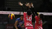 Tim putri Jakarta Elektrik PLN menelan kekalahan perdana pada Proliga 2017 setelah takluk dari Jakarta Pertamina Energi, di GOR Kertajaya, Surabaya, Sabtu (11/3/2017). (Bola.com/Fahrizal Arnas)