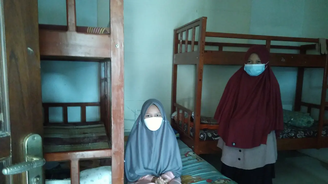 Siswa SMPIT yang terpapar Covid-19 menjalani isolasi mandiri di asrama. (Foto: Liputan6.com/Rudal Afgani)