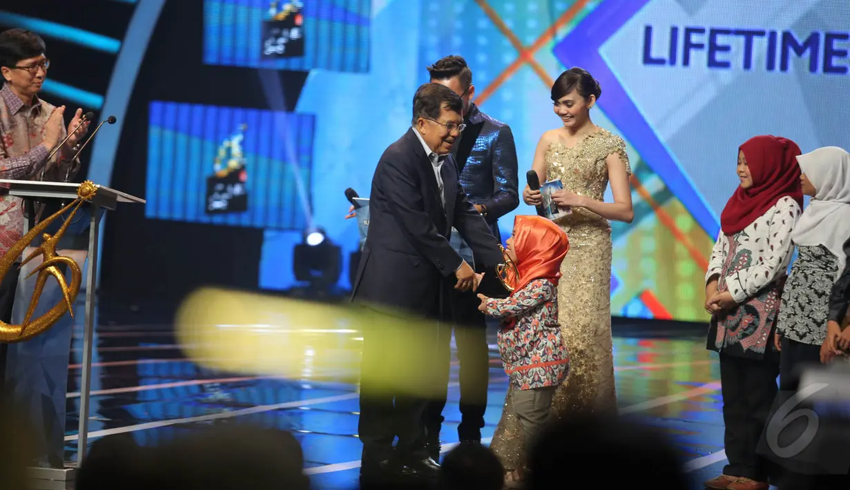 Wakil Presiden Jusuf Kalla memberikan piagam penghargaan kepada para pemenang Liputan 6 Awards 2015 di Studio Emtek, Jakarta, Rabu (20/5/2015). JK berharap Liputan 6 Awards bisa menginspirasi anak bangsa. (Liputan6.com/Faizal Fanani)