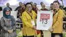 Ketua Umum Partai Hanura Oesman Sapta Odang (tengah) mendapatkan nomor 13 sebagai peserta pemilu 2019 saat pengundian nomor urut parpol di kantor KPU, Jakarta, Minggu (19/2). (Liputan6.com/Faizal Fanani)