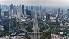 Foto udara memperlihatkan kondisi arus lalu lintas di kawasan Semanggi, Jakarta, Kamis (3/4/2025). (merdeka.com/Arie Basuki)
