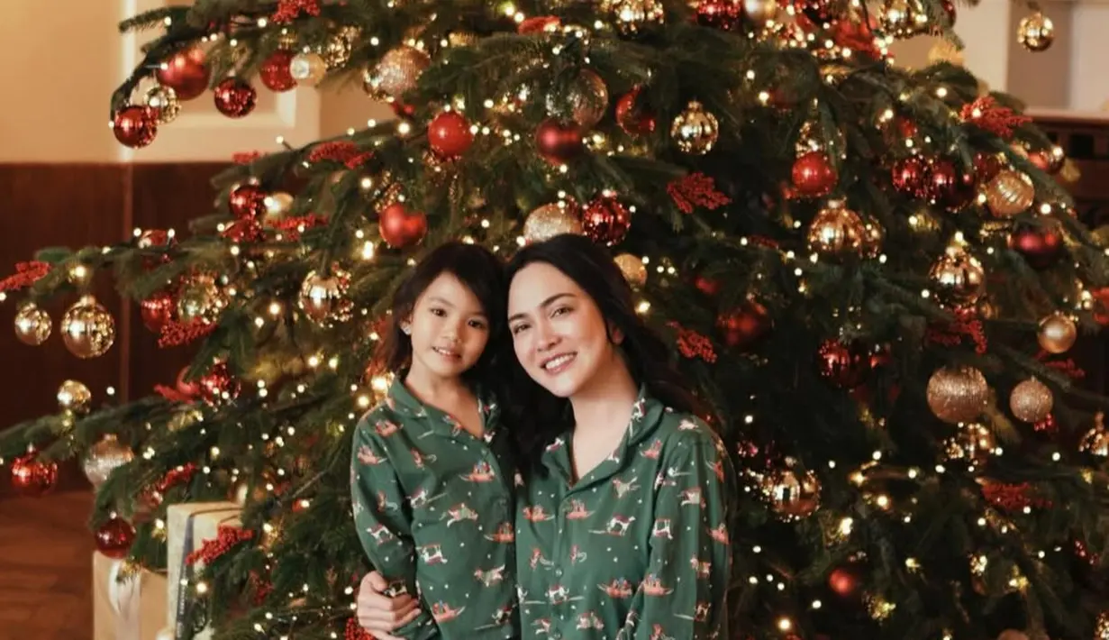 Tahun ini, Shandy Aulia dan putrinya pun kompak berfoto di depan pohon Natal mengenakan baju piyama warna hijau bermotif. [@shandyaulia]