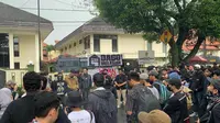 Warga Dago Elos Kota Bandung bersama massa solidaritas mendatangi Pengadilan Negeri (PN) Bandung, Selasa, 5 Maret 2024.