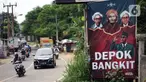 Balio bertuliskan 'Depok Bangkit' terpasang di Jalan Raya Sawangan, Depok, Jawa Barat, Sabtu (28/11/2020). Demi mengatasi kemacetan yang semakin parah, Dinas Perhubungan (Dishub) Kota Depok memastikan pada 2023 akan dilaksanakan pelebaran Jalan Raya Sawangan. (Liputan6.com/Immanuel Antonius)