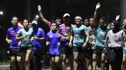 Sejumlah warga berlari di kawasan Stadion Utama Gelora Bung Karno, Senayan, Jakarta, Rabu (9/10). Olahraga lari pada malam hari di GBK menjadi pilihan pekerja ibu kota. (Bola.com/Yoppy Renato)