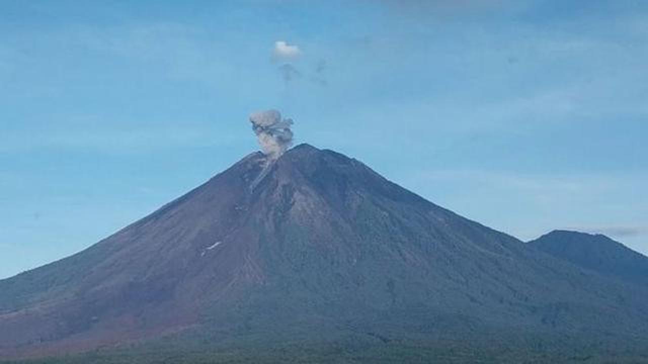 Gunung Semeru Erupsi 8 Kali, Muntahkan Abu Vulkanik hingga 1 Km di Atas Puncak