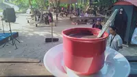 Kopi tebu, minuman kopi yang diolah tradisional dengan sari pati air tebu yang disajikan di kedai Menapo, Desa Muara Jambi, Kabupaten Muaro Jambi. (Liputan6.com / Gresi Plasmanto)