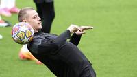 Pemain Borussia Dortmund, Julian Ryerson, mengontrol bola saat sesi Latihan jelang laga leg dua semi final Liga Champions melawan Paris Saint-Germain (PSG) di Parc des Princes, Paris, Senin (7/5/2024). (AFP/Frank Fife)