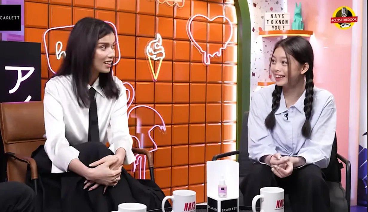 "Papa (Deddy Corbuzier) itu bantu orang apa segala macam pasti kayak loyal banget. Tapi kalau misalnya kayak kita (Sabrina dan Tarina) apa gitu, pelit banget kadang," beber Sabrina. [Youtube/Azka Corbuzier]