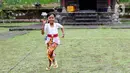 Seorang anak bersiap mengikuti perlombaan usai mengikuti upacara peringatan detik-detik Proklamasi di halaman Tugu Pahlawan Banjar Penglipuran, Kabupaten Bangli, Bali, Kamis (17/8/2023). (Liputan6.com/Helmi Fithriansyah)