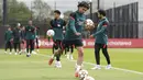 <p>Bek Liverpool Trent Alexander-Arnold menendang bola saat sesi media dan sesi latihan di pusat pelatihan di Liverpool, Inggris, Rabu (25/6/2022). Liverpool mengusung misi balas dendam saat menghadapi Real Madrid di final Liga Champions di Parc des Princes, Paris pada Minggu, 29 Mei 2022 dini hari WIB. (AP Photo/Jon Super)</p>