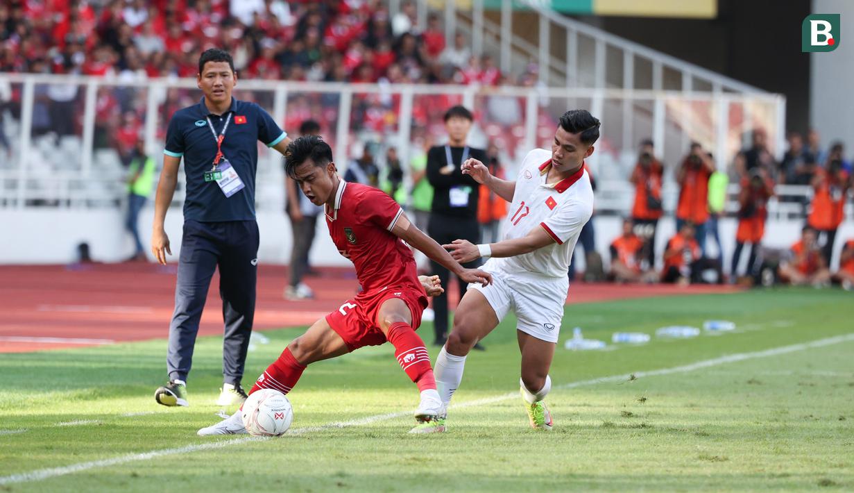 Pemain Timnas Indonesia, Pratama Arhan (kiri) berebut bola dengan pemain Vietnam, Van Thanh Vu dalam laga leg pertama babak semifinal Piala AFF 2022 di Stadion Utama Gelora Bung Karno (SUGBK), Jumat (6/1/2023) sore WIB. (Bola.com/Abdul Aziz)