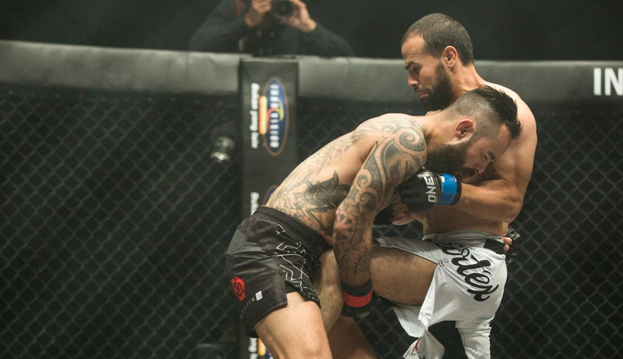 Duel Anthony Engelen (kiri) melawan Sami Amin di kelas bulu pada laga tarung bebas MMA bertajuk laga tarung bebas One Championship yang diselenggarakan di JCC Jakarta Sabtu (27/8/2016).  (Bola.com/Peksi Cahyo)