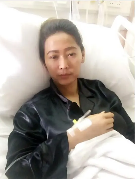 "Acara belum kelar melarikan diri ke RSPI nggak kuat nahan dari sore. Jadi wanita sok kuat akhirnya tepar juga buat para wanita jangan lupa banyak minum," tulis Inul dalam foto di ruangan rumah sakit. (Instagram/inul.d)