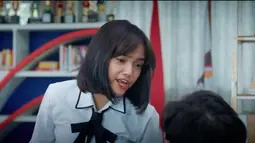 Akting Fujianti Utami Putri alias Fuji dalam film Bukan Cinderella. (Foto: Super Media Pictures via YouTube Cinepolis Indonesia) - 3