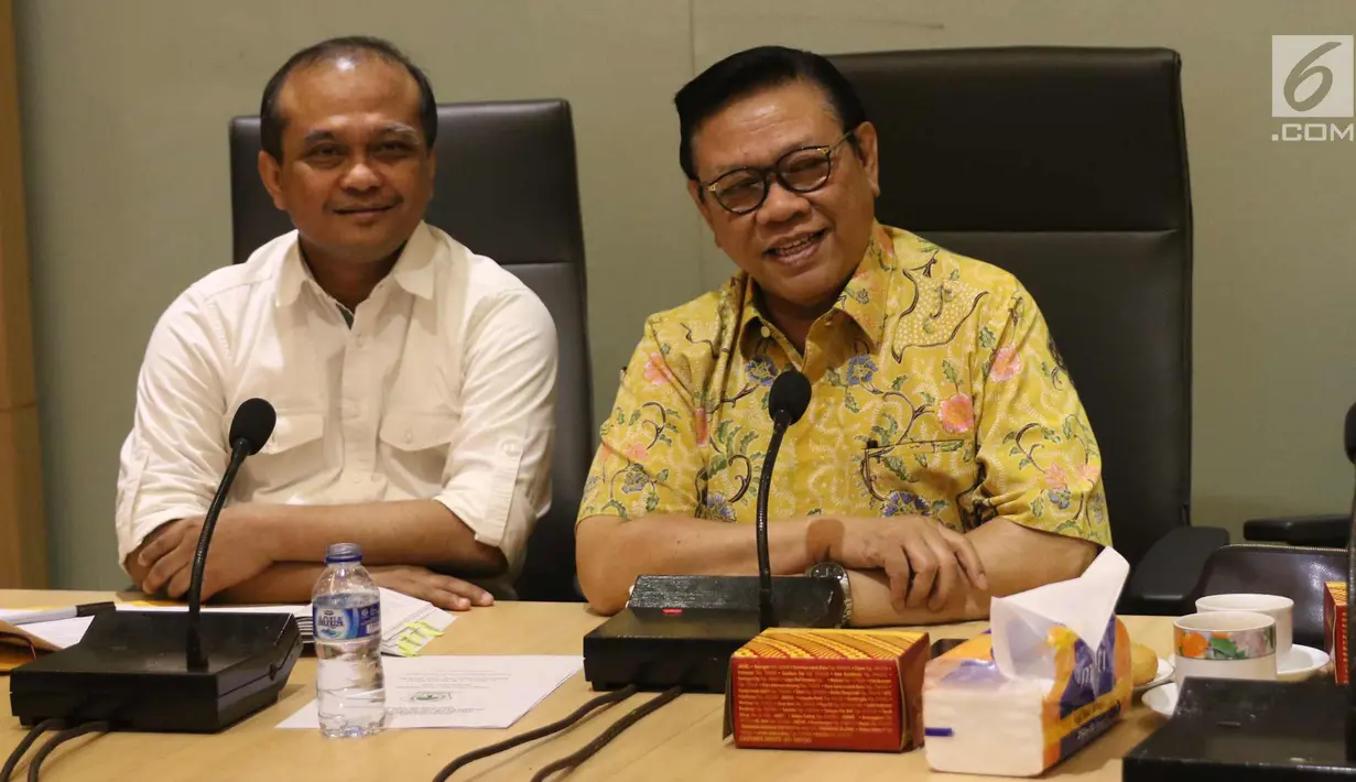 Ketua Dewan Pakar DPP Partai Golkar Agung Laksono (kanan) bersama anggota Dewan Pakar Golkar Ganjar Razuni (kiri) saat rapat dewan pakar di Kantor DPP Golkar, Jakarta, Senin (20/11). (Liputan6.com/Angga Yuniar)