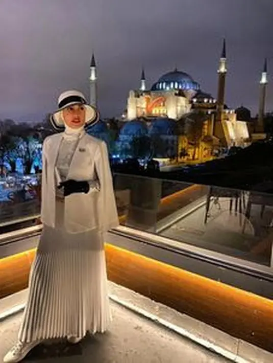 Gaya monokrom juga mampu menghasilkan look sleek dan sophisticated (Foto: @hapsarianissa29)