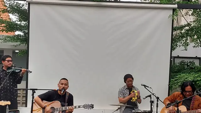 The Rain merayakan 10 tahun lagu Terlatih Patah Hati dengan merilis versi akustik tanpa melibatkan Endank Soekamti