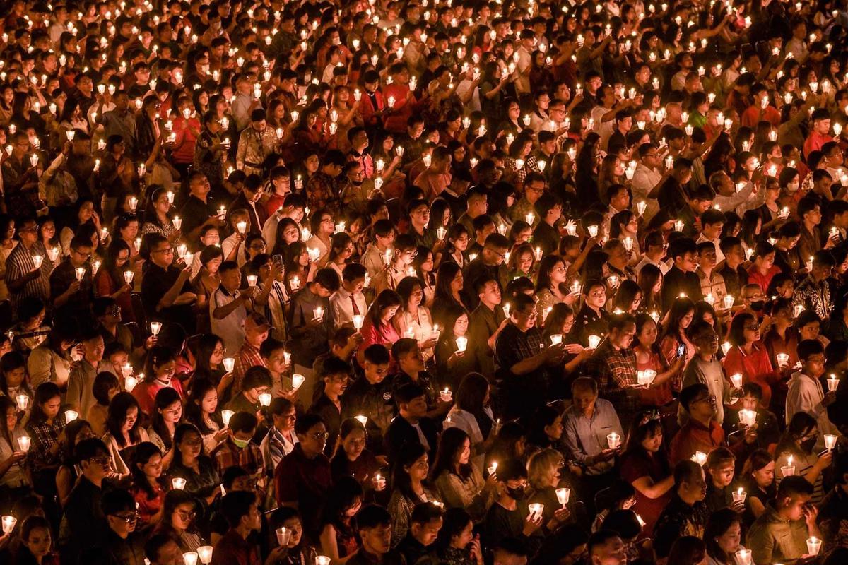 FOTO: Ribuan Lilin Menyala dalam Doa Natal di Gereja Bethany Nginden Surabaya
