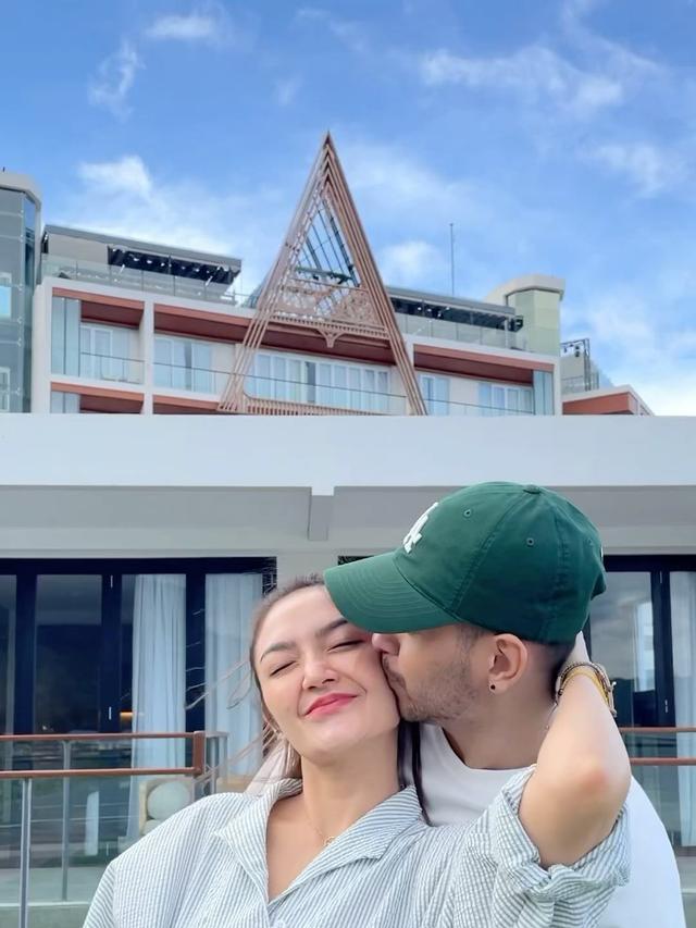 7 Potret Seru Siti Badriah dan Krisjiana Baharudin Liburan ke Samosir