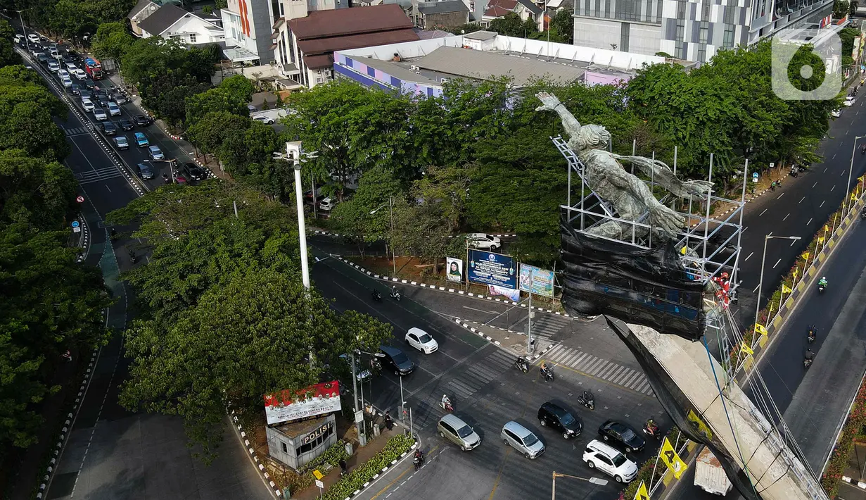 Konservasi Patung Dirgantara dilakukan oleh Dinas Kebudayaan DKI Jakarta melalui Unit Pengelola Pusat Konservasi Budaya. (Liputan6.com/Herman Zakharia)