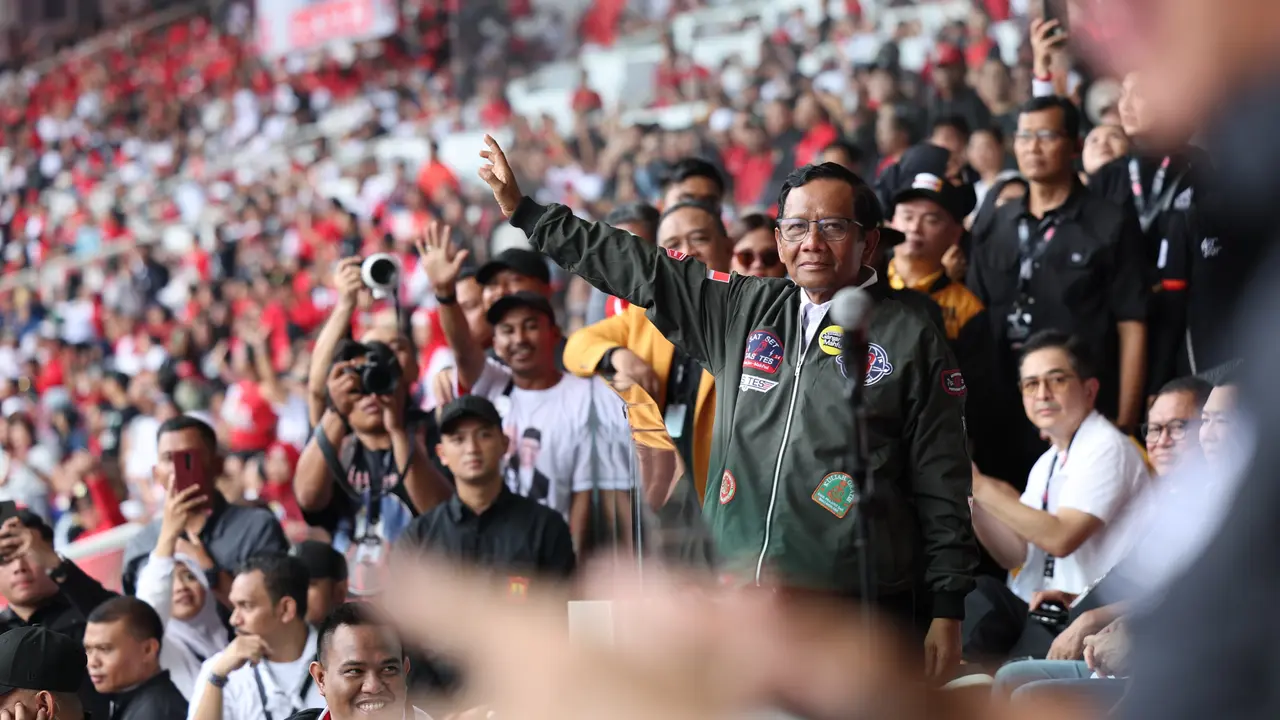 Calon wakil presiden Mahfud Md di kampanye akbar Ganjar-Mahfud bertajuk Harapan Jutaan Rakyat (Hajatan Rakyat) dan Konser Salam Metal 03 Menang Total di Stadion Gelora Bung Karno (GBK), Senayan, Jakarta Pusat, Sabtu (3/2/2024).