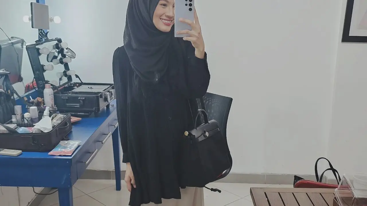 6 Gaya Berhijab Alyssa Soebandono yang Simple nan Apik