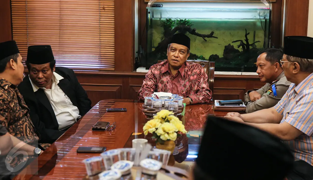 Ketua umum pengurus besar Nahdlatul Ulama, Said Aqil Siradj (tengah) saat berbincang dengan para tokoh dan Kapolda Metro Jaya, Irjen Tito Karnavian di Kantor PBNU, Jakarta, Rabu (23/12). (Liputan6.com/Faizal Fanani)