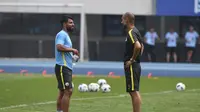 Sergio Aguero mengajak Pep Guardiola berdiskusi mengenai statusnya sebagai striker utama Manchester City. (AFP/Greg Baker)