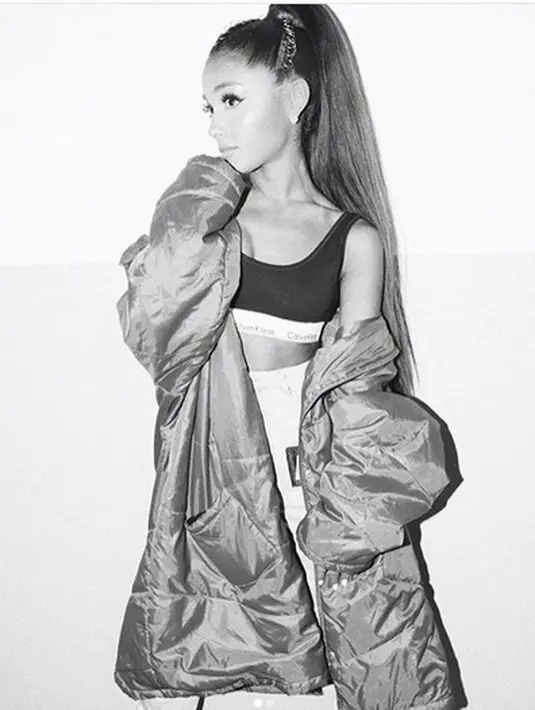 Saat ledakan bom di konser Ariana, Joan pun hadir dan duduk di kursi penonton. Ketika mendengar suara menyeramkan itu Joan berusaha untuk tidak panik dan juga menenangkan penonton yang hadir saat itu. (AFP/Bintang.com)